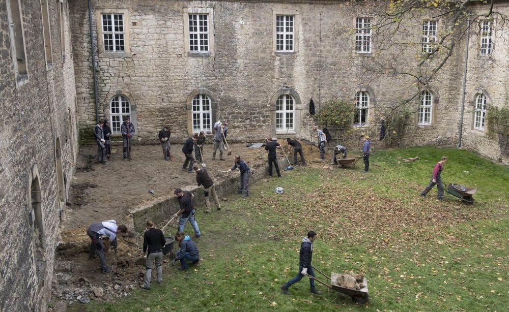 Bis zum Frühling soll der Klosterhof wieder grün aussehen.
