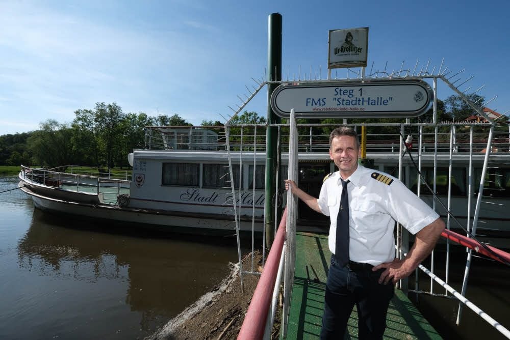 Rüdiger Ruwolt hat zwei Schiffe und mehrere Stege von der Reederei Riedel übernommen. Mit einem Boot will er nach Merseburg fahren.