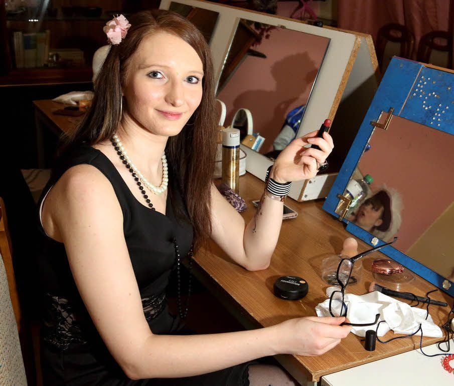 Pflichtprogramm: Vor dem Auftritt müssen bei Vanessa Bär Outfit und Make-up stimmen.