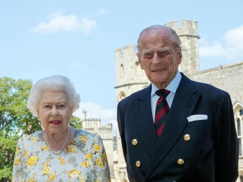 Königin Elizabeth II. und Prinz Philip vor Schloss Windsor. Foto: Steve Parsons/PA Media/dpa