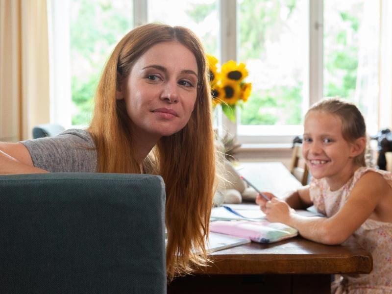 Um die Interessenten für das Haus zu vergraulen, haben sich Lotta (Josefine Preuß, l) und Lilo (Sophia Louisa Schillner) einiges einfallen lassen. Foto: Oliver Ziebe/ZDF