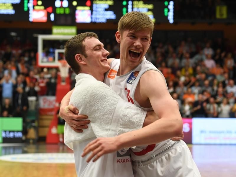 Möchte in die NBA: Vechtas Philipp Herkenhoff (l). Foto: Carmen Jaspersen/dpa