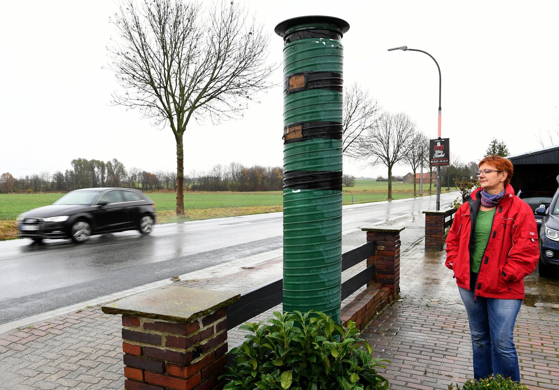 Sabine Liebrenz blickt in Allenbüttel im Landkreis Gifhorn (Niedersachsen) auf eine Blitzerattrappe, die auf dem Grundstück vor dem Haus von Sabine Liebrenz und ihrem Mann Rainer steht.