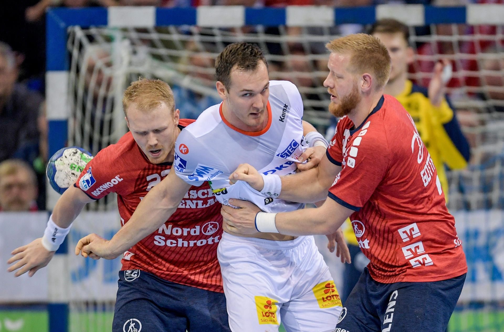 Magdeburgs Christian O'Sullivan und Flensburgs Jim Gottfridsson kämpfen um den Ball.