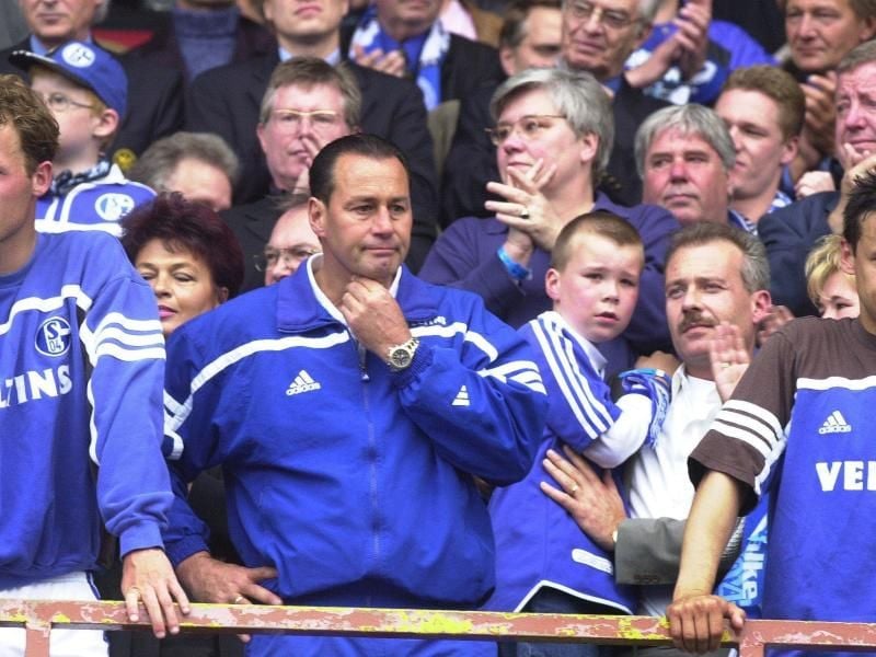 Trainer Huub Stevens, Niels Oude Kamphuis (l) und Olaf Thon (r) können es nicht fassen, doch nicht deutscher Meister zu sein. Foto: Achim Scheidemann