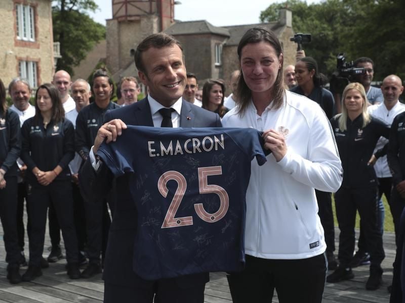 Frankreichs Präsident Emmanuel Macron zu Gast im Trainingslager der französischen Fußball-Frauen. Foto: Christophe Petit Tesson/EPA POOL