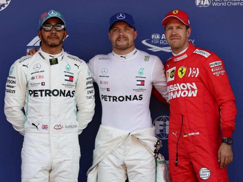 Valtteri Bottas (M) startet in Barcelona von Startplatz eins, vor Teamkollege Lewis Hamilton (l) und Sebastian Vettel. Foto: Manu Fernandez/AP