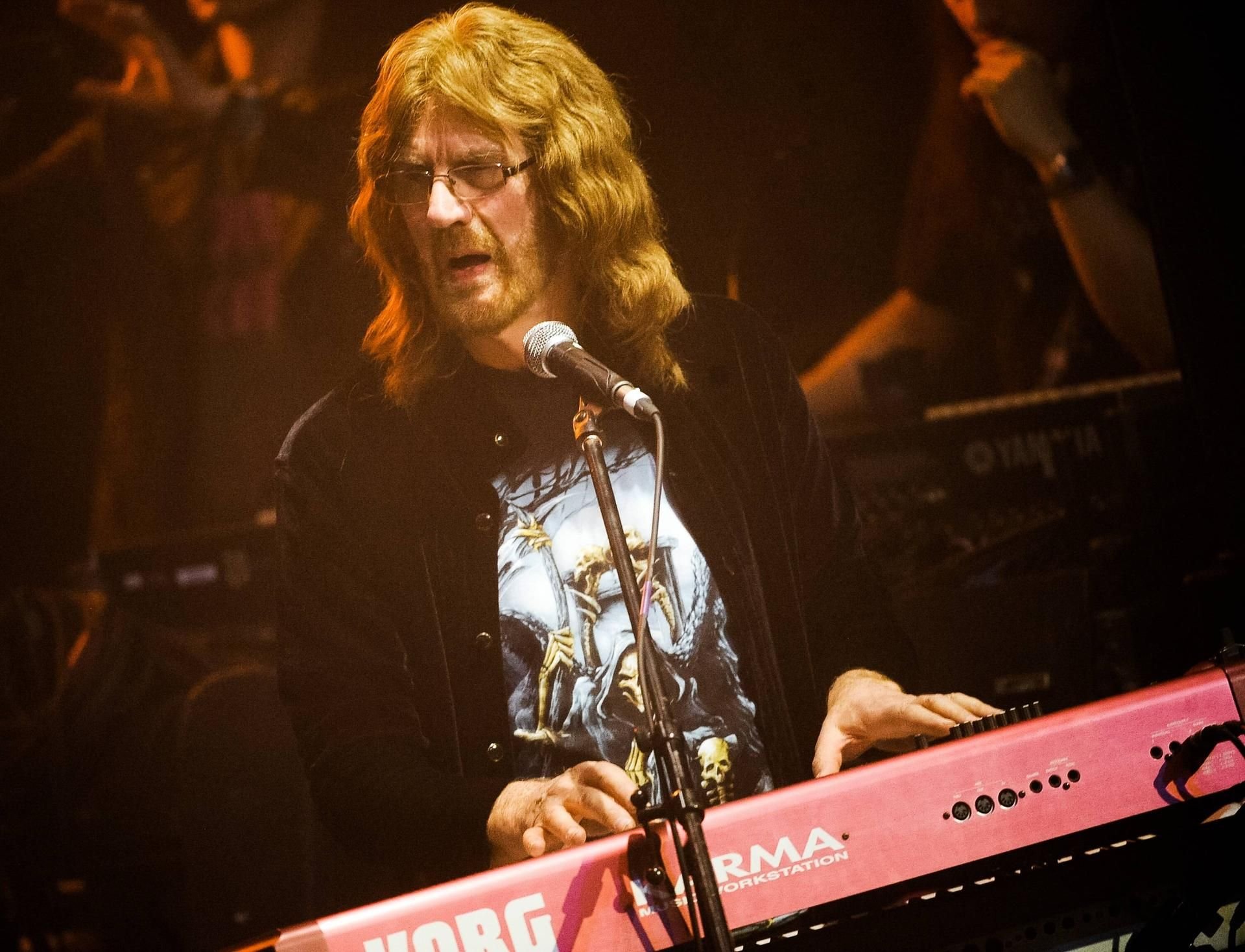 Der ehemalige Keyboarder der Band Black Sabbath, Geoff Nicholls, ist an Lungnekrebs gestorben.