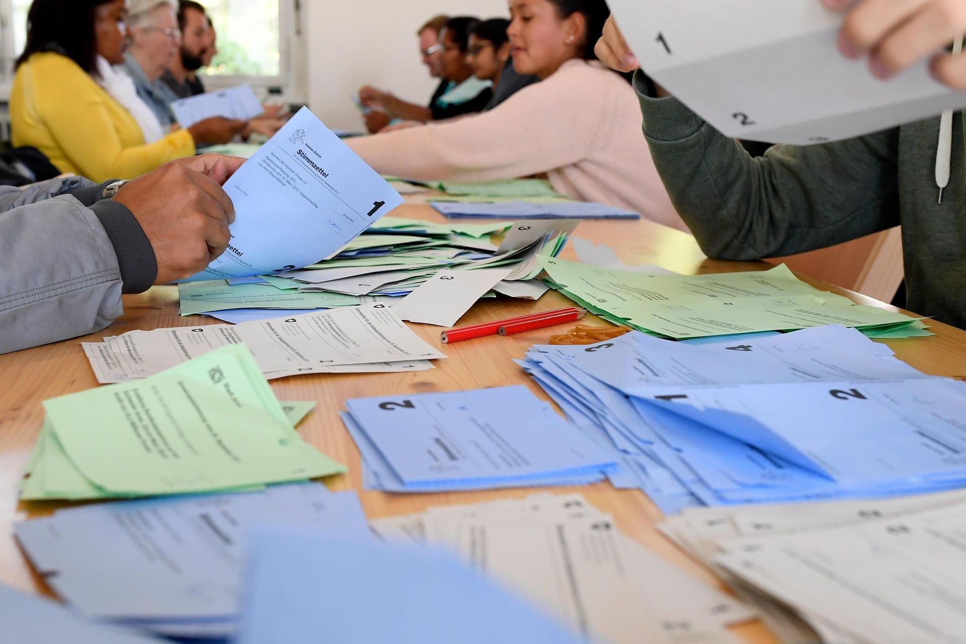 Wahlhelfer zählen die Stimmen nach dem Referendum in Zürich.