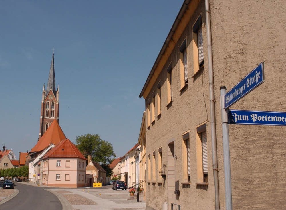 Asphalt statt Kopfsteinpflaster: Die Wittenberger Straße ist nach knapp 16 Monaten Bauzeit fertig.