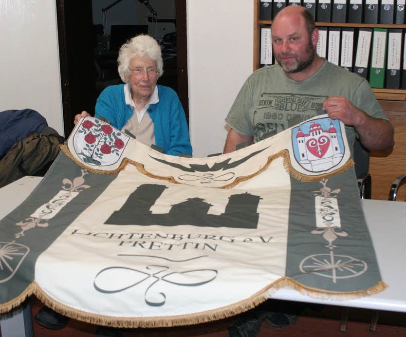 Die Fahne des Fördervereins Schloss und Gedenkstätte Lichtenburg, die Eva Weil und Sven Langhammer hier zeigen, wurde im vorigen Jahr von der Werbeagentur mediArt in Jessen angefertigt. Weihnachten war sie fertig. Sie dient dem Verein zu repräsentativen Zwecken bei offiziellen Anlässen.