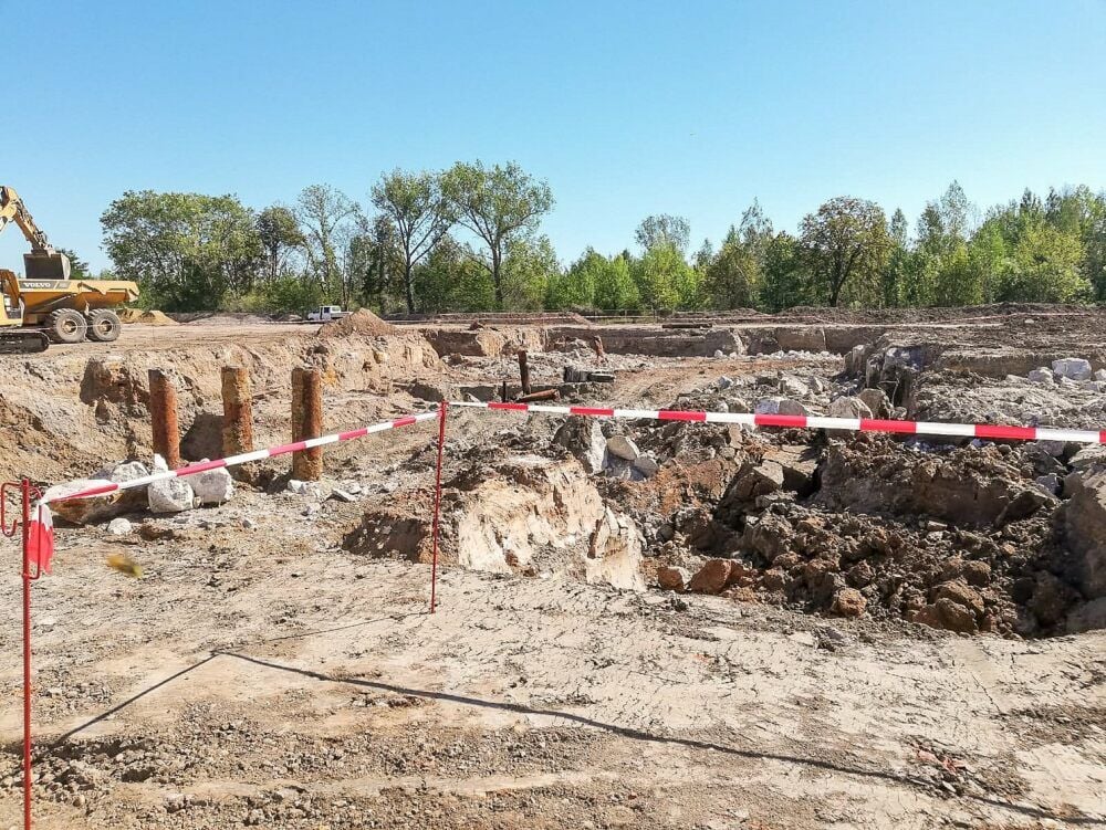 Die Baugrube für die neue Produktionsanlage wird bereits ausgehoben. Dabei stößt man auf alte Fundamente.