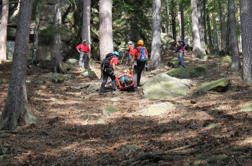 Die Rettung eines Verletzten aus bergigem Gelände mit Hilfe einer Gebirgstrage war eine der Prüfungsaufgaben im Wettbewerb.