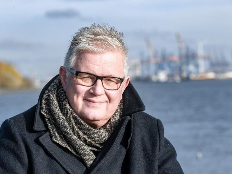 Volkmar Nebe steht bei Teufelsbrück am Elbstrand. Foto: Markus Scholz/dpa
