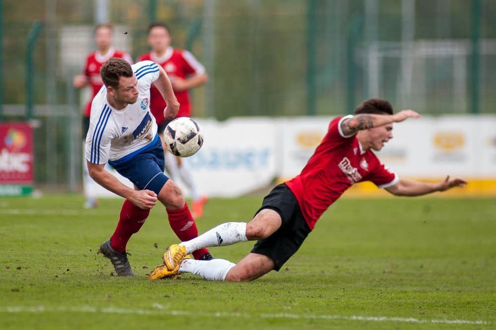 Markranstädt am Boden, Halle obenauf: VfL-Mann Lukas Rieger (l.) trennt in dieser Szene Arno Dwars vom Ball.