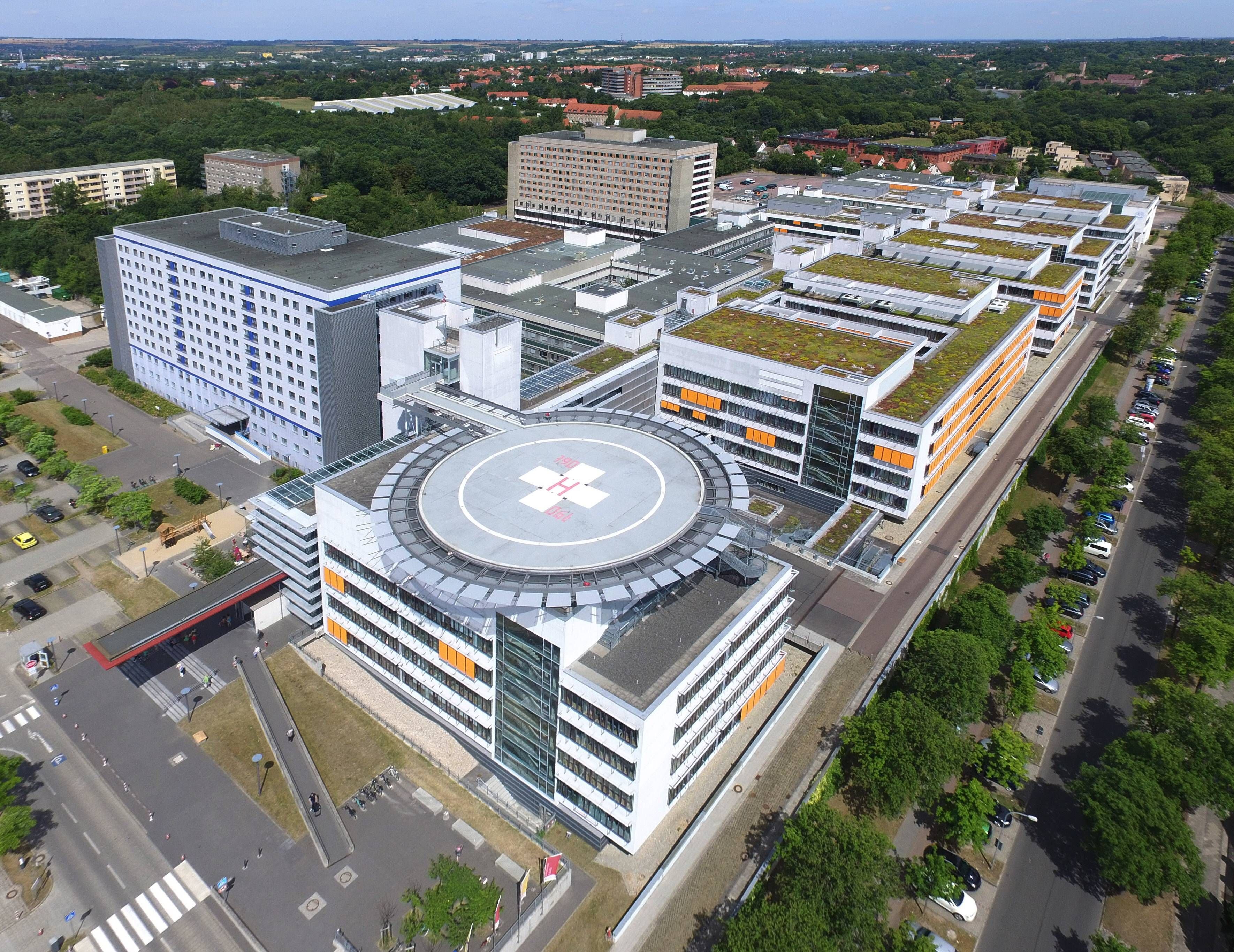 Das Luftbild zeigt das Universitätsklinikum in Halle-Kröllwitz mit Hubschrauberlandeplatz.