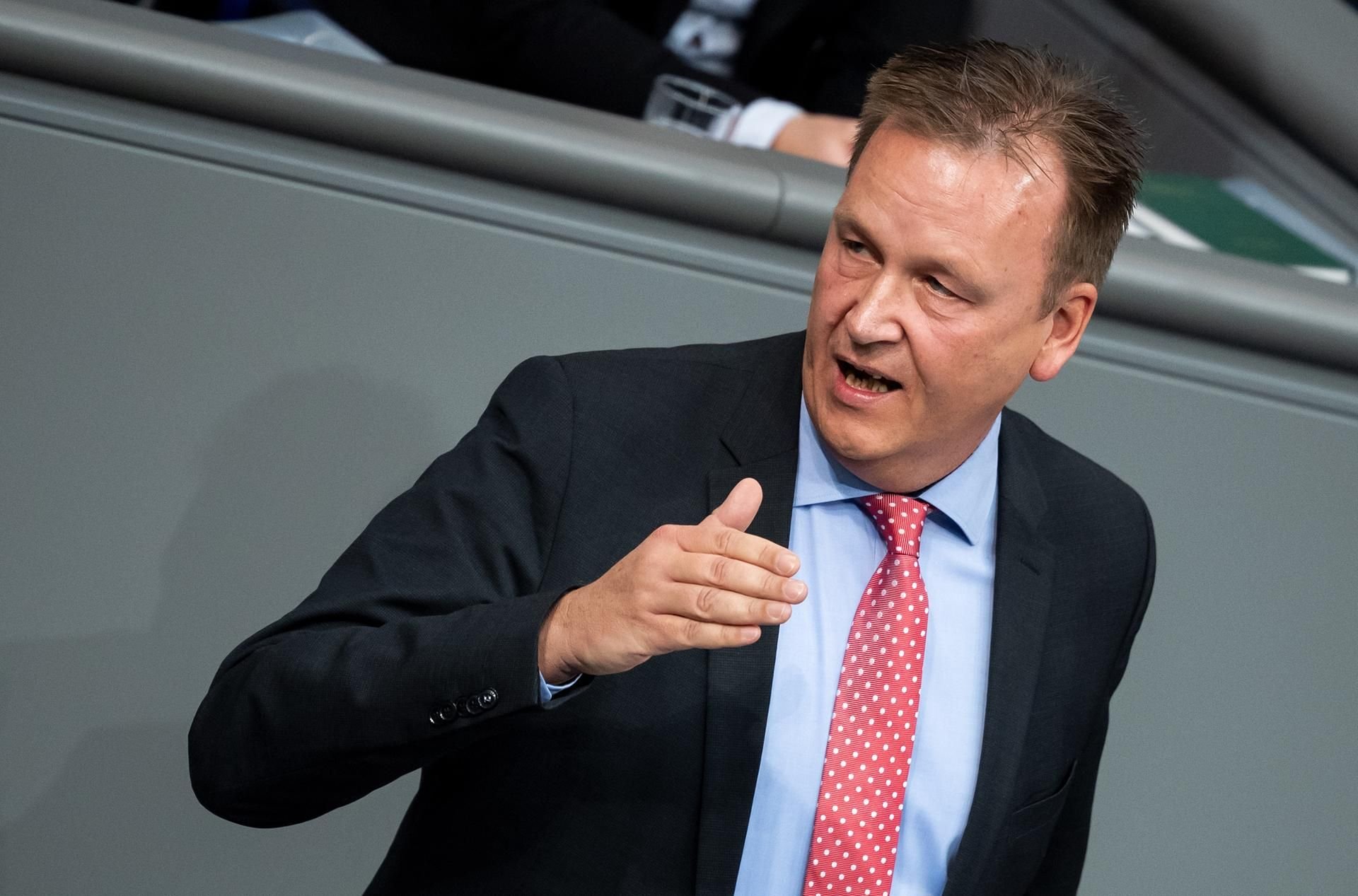 SPD-Landesvorsitzender Burkhard Lischka begründete die Entscheidung vor allem damit, dass Wendt in Nordrhein-Westfalen als Polizeibeamter bezahlt worden war, ohne dafür Polizeidienst zu tun.
