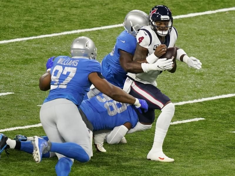Deshaun Watson (r) von den Houston Texans wird mit einem Tackling von Spielern der Lions zu Fall gebracht. Foto: Carlos Osorio/AP/dpa