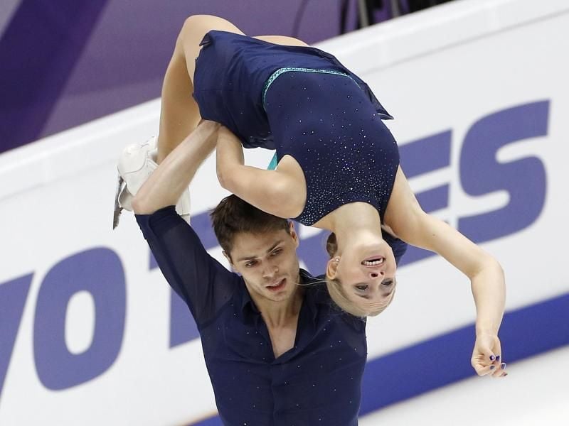 Vierte nach dem Kurzprogramm in Moskau: Minerva-Fabienne Hase und Nolan Seegert in Aktion. Foto: Alexander Zemlianichenko/AP/dpa