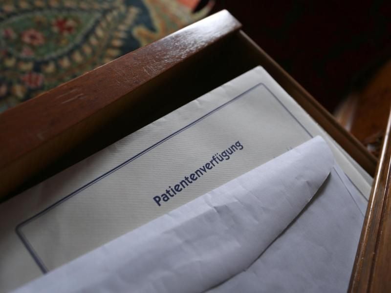 Eine Patientenverfügung muss schriftlich erstellt werden und auch die Unterschrift des Patienten tragen. Foto: Karl-Josef Hildenbrand