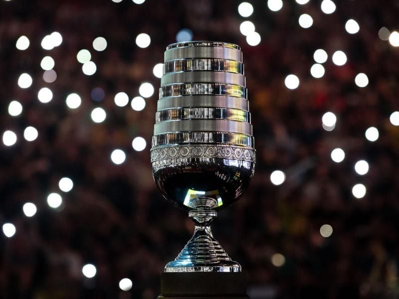 Der Pokal der ESL One Cologne steht auf einem Podest. Ingesamt 16 Teams aus aller Welt kämpfen bei dem Turnier um den Titel im Spiel Counter-Strike: Global Offensive. Foto: Marius Becker