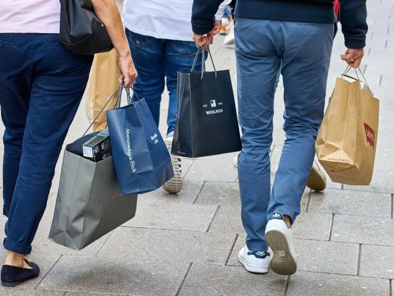 Wegen der steigenden Corona-Infektionszahlen kaufen die Menschen in Deutschland weniger ein. Foto: Georg Wendt/dpa