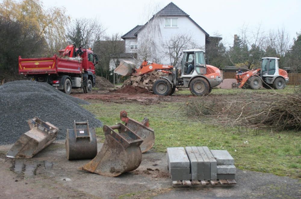 Auf dem Sportplatz der Prettiner Grundschule lässt die Firma Barthel derzeit eine neue Laufbahn entstehen.