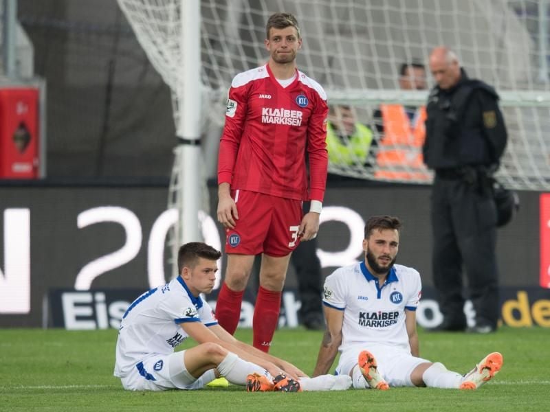 Marvin Wanitzek, Benjamin Uphoff und Fabian Schleusener (l-r) verloren mit dem KSC in Aue. Foto: Sebastian Kahnert