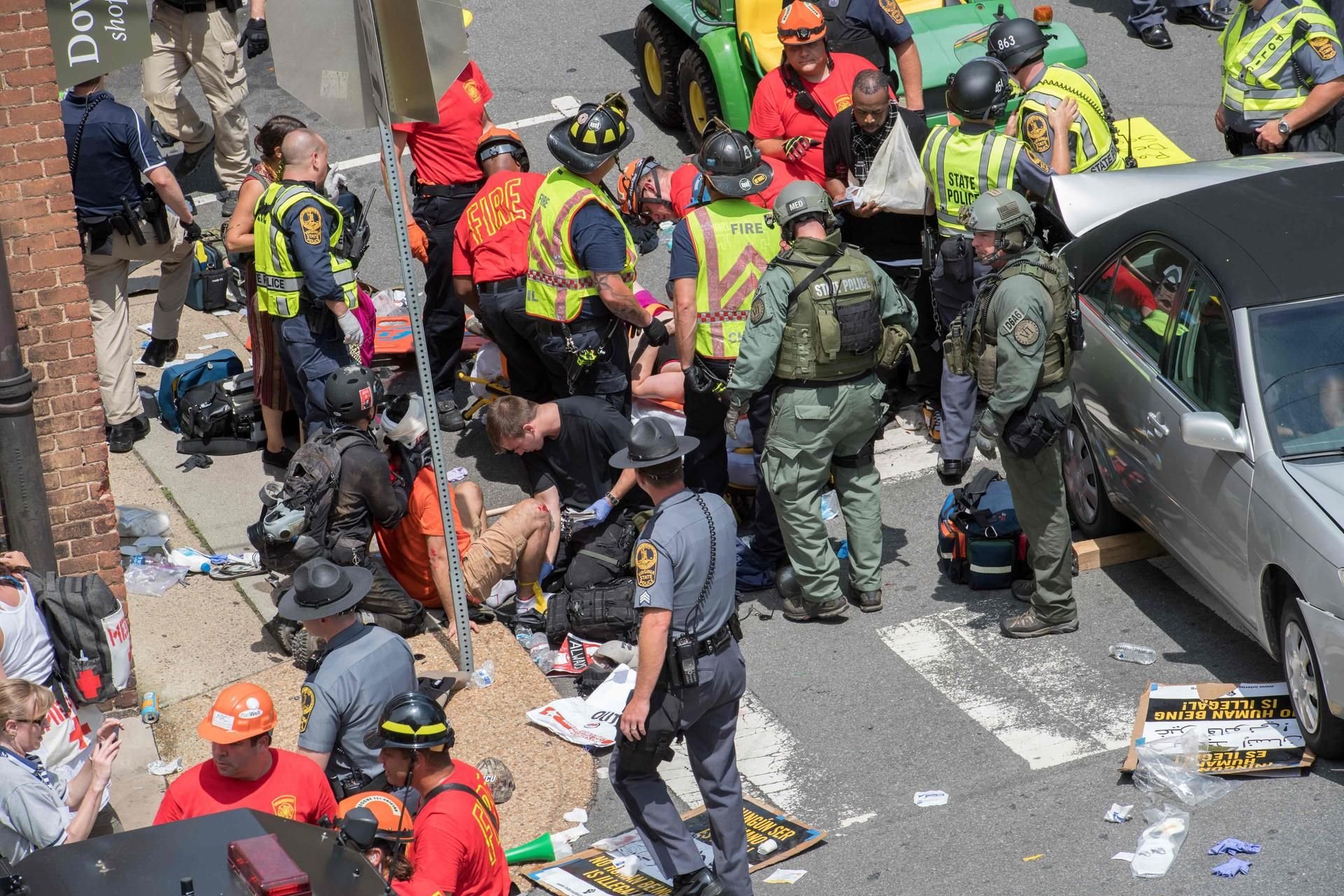 In Charlottesville ist ein Auto absichtlich in eine Gruppe von Gegendemonstranten gerast – mehrere Menschen erlitten Verletzungen.