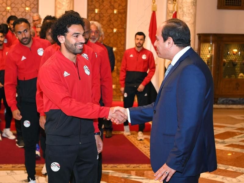 Mohamed Salah beim Handshake mit dem ägyptischen Präsidenten Abdel Fattah Al-Sisi. Foto: Egyptian Presidency/dpa
