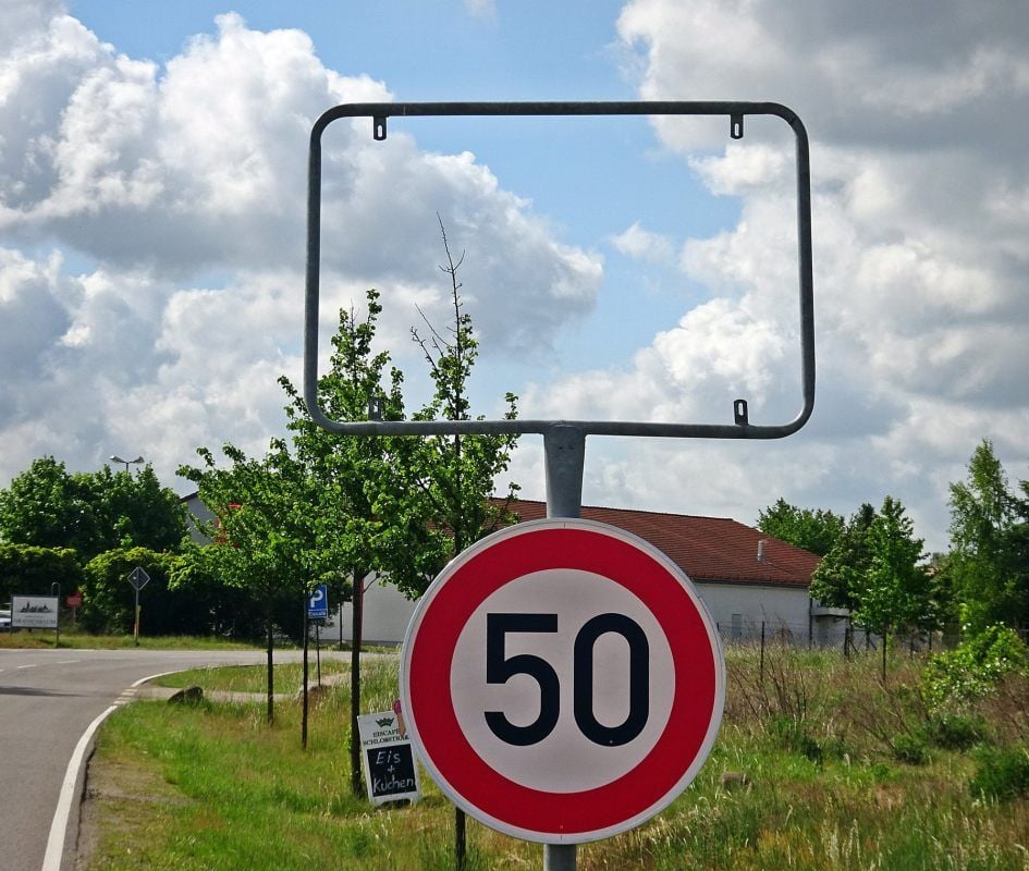 Schild fehlt.