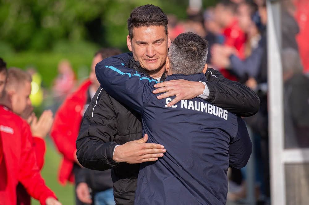 Co-Trainer Martin Pastuschek freut sich mit Coach Matthias Krause über den vorzeitigen Klassenerhalt.