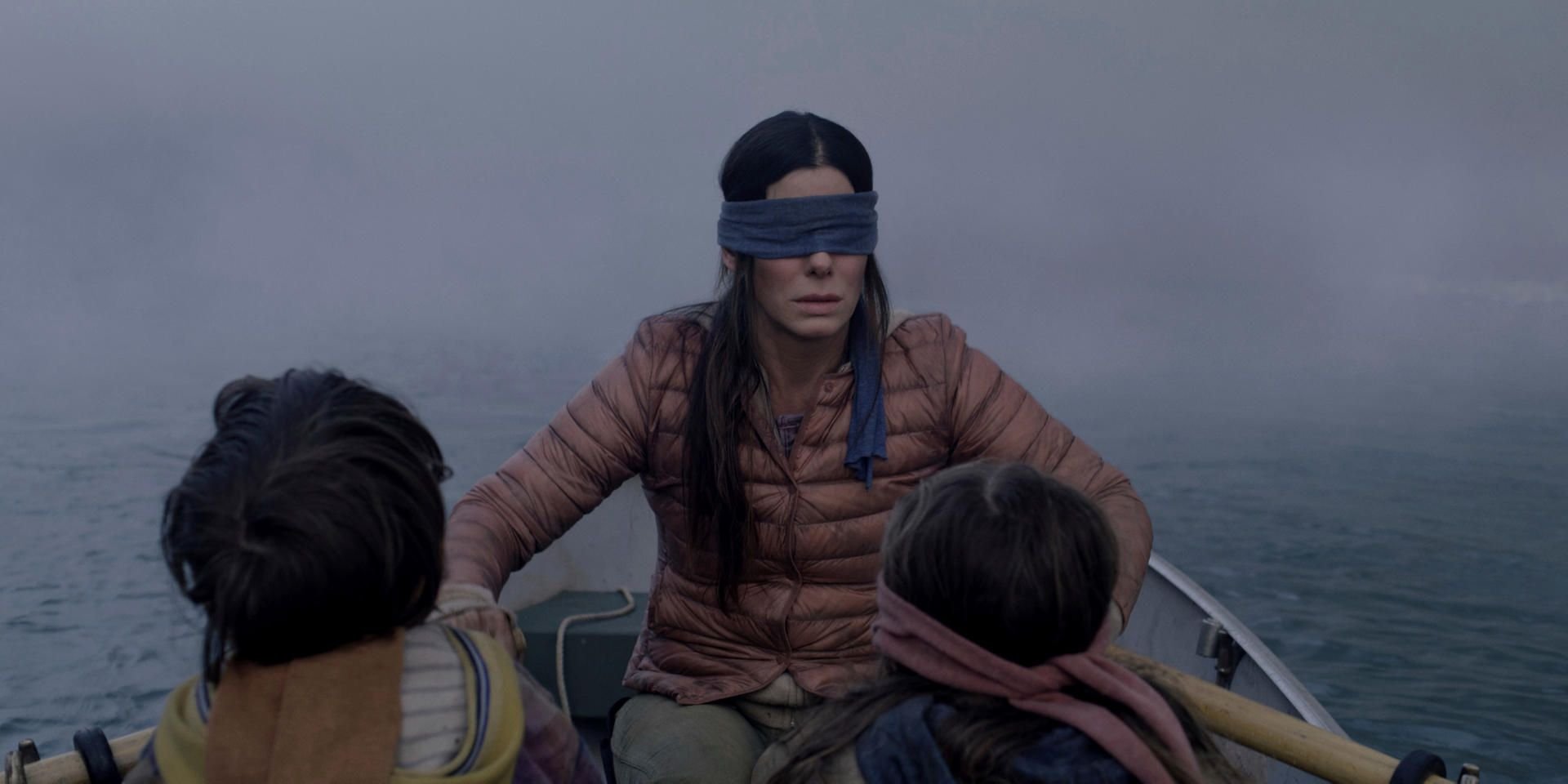 Sandra Bullock trägt im Film „Bird Box“ ein Mutter von zwei Kindern.