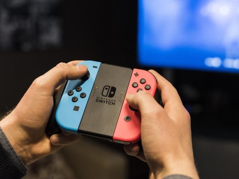 Nicht nur für die Nintendo Konsole Switch (im Bild), sondern auch für 3DS sollen in den kommenden Monaten einige neue Titel herauskommen. Foto: Christophe Gateau/dpa