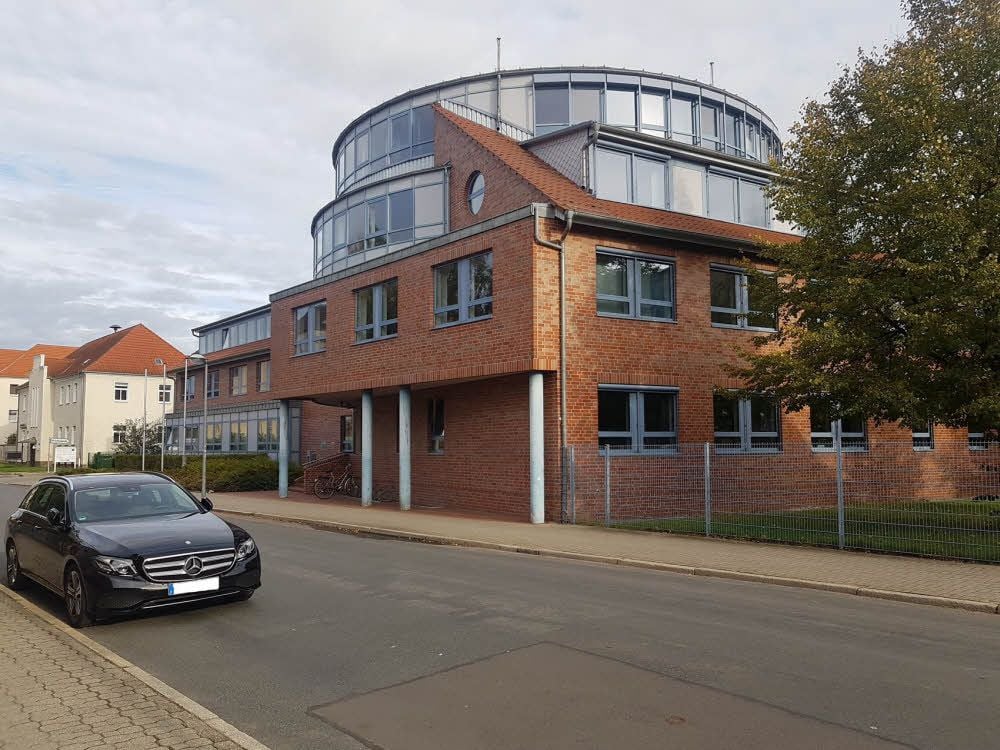 Eine Außenstelle der Landkreisverwaltung von Anhalt-Bitterfeld ist in der Bitterfelder Röhrenstraße zu finden.