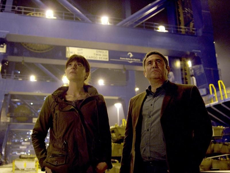 Eva (Babara Lennie) und Vicente (Sergi Lopez) versuchen im Containerhafen den Drogenschmugglern auf die Spur zu kommen. Foto: joseharo/ZDF