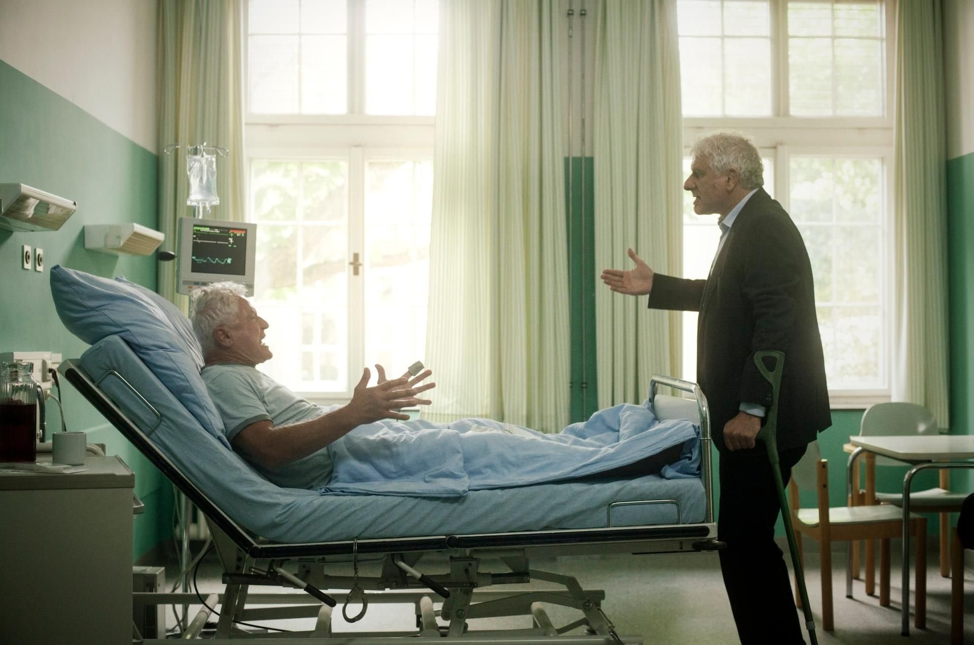Ivo Batic (Miroslav Nemec) und Franz Leitmayr (Udo Wachtveitl) streiten im Krankenhaus.
