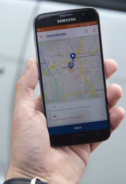 Die App des Fahrdienstes zeigt die Route auf einer Karte.