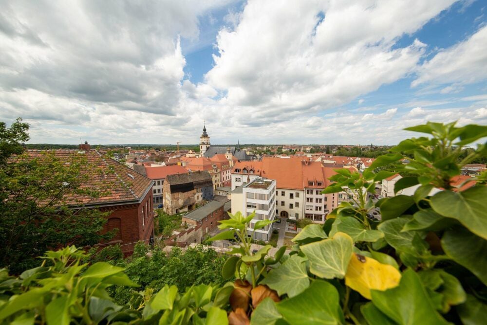 Verfallene und sanierte Gebäude liegen in Weißenfels dicht beieinander. Die historische Altstadt bleibt ein Schwerpunkt der Stadtentwicklung.
