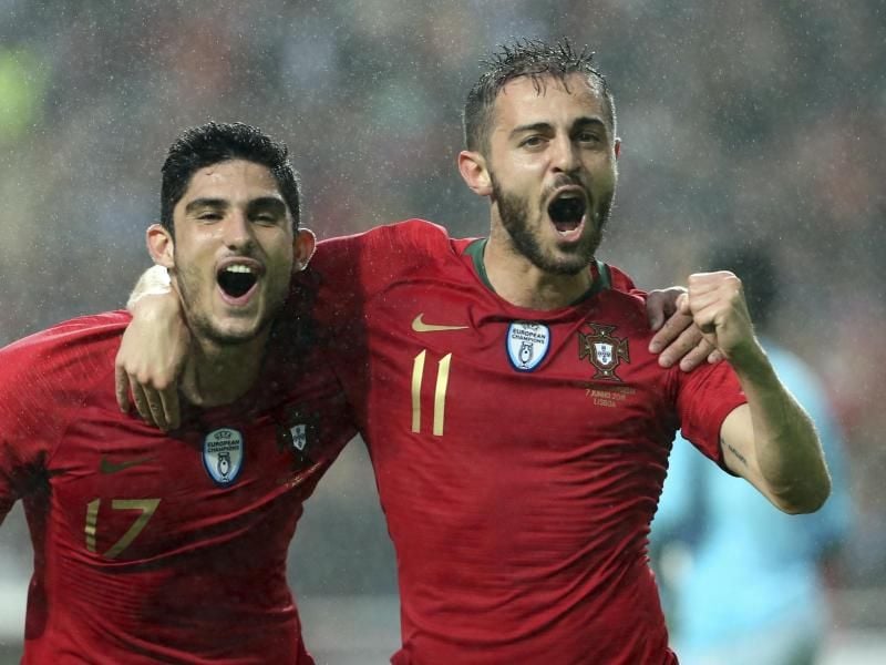 Portugals Nationalspieler Bernardo Silva (r) jubelt mit seinem Mitspieler Guedes. Foto: Armando Franca/AP