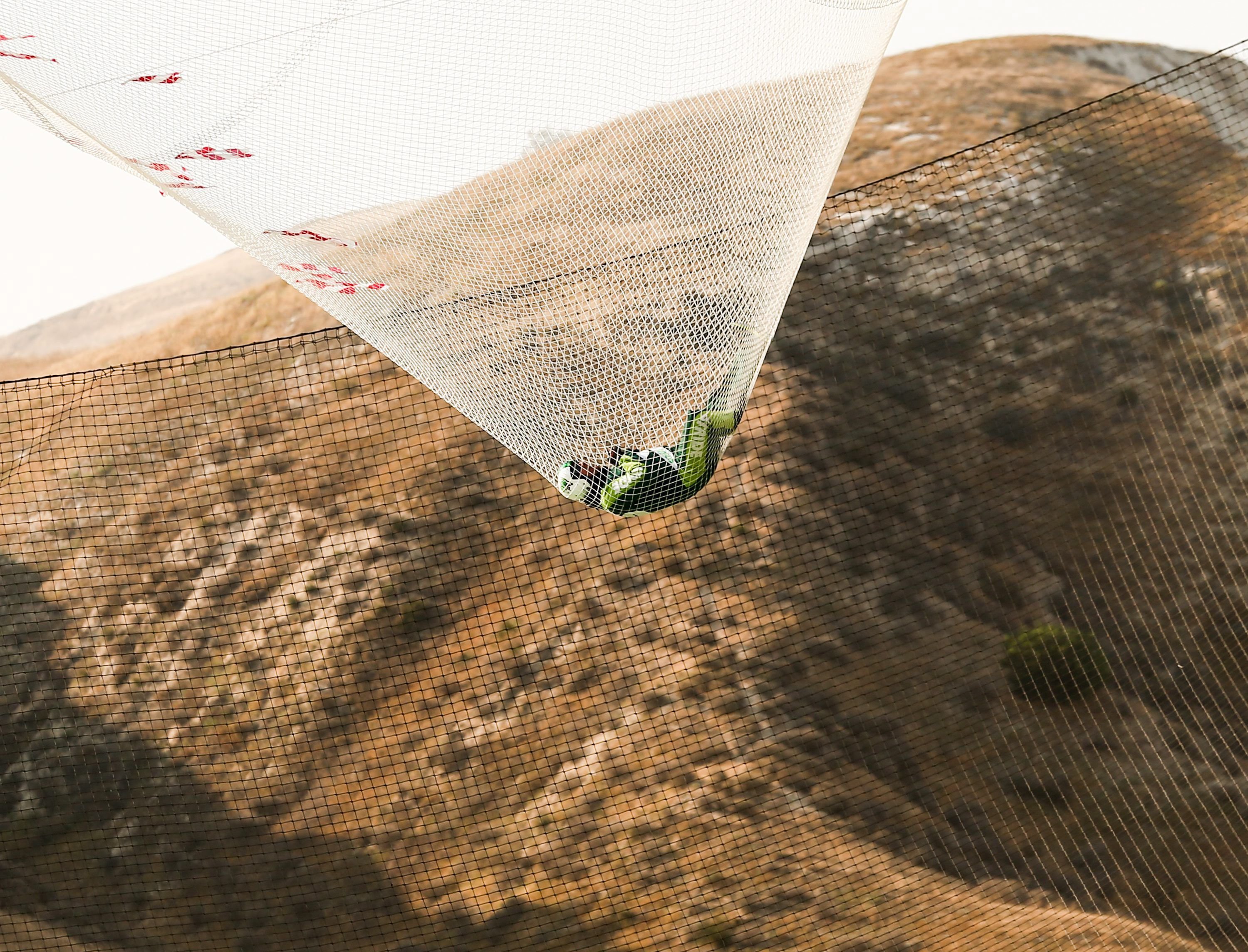 Skydiver Luke Aikins ist sicher im Netz gelandet.