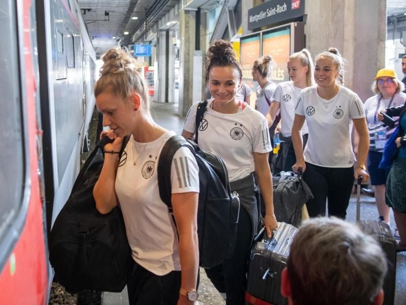 Auf nach Grenoble: Deutschlands Fußball-Frauen reisen ins nächste WM-Quartier. Foto: Sebastian Gollnow