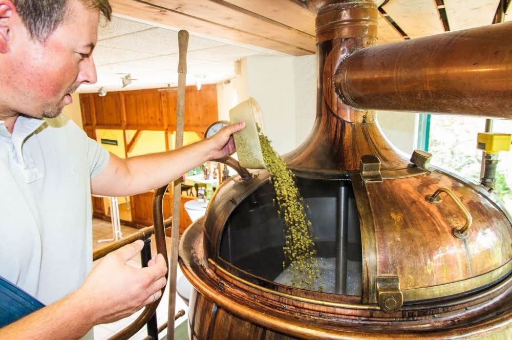 Robert Strohbach, einer der „Naumburger Maischter“, gibt für „Utas Pale Ale“ eine von mehreren Hopfen-Sorten in die so genannte „Würzepfanne“.