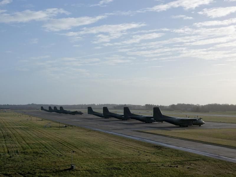 Flugzeuge vom Typ Transall C-160 des Lufttransportgeschwaders 63 stehen auf dem NATO-Flugplatz in Hohn bei Rendsburg. Foto: C. Rehder/Archiv
