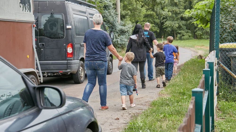 Nur im Gänsemarsch und nur in Begleitung ihrer Eltern geht es für die Kinder vom Ortsrand in das Dorf hinein.