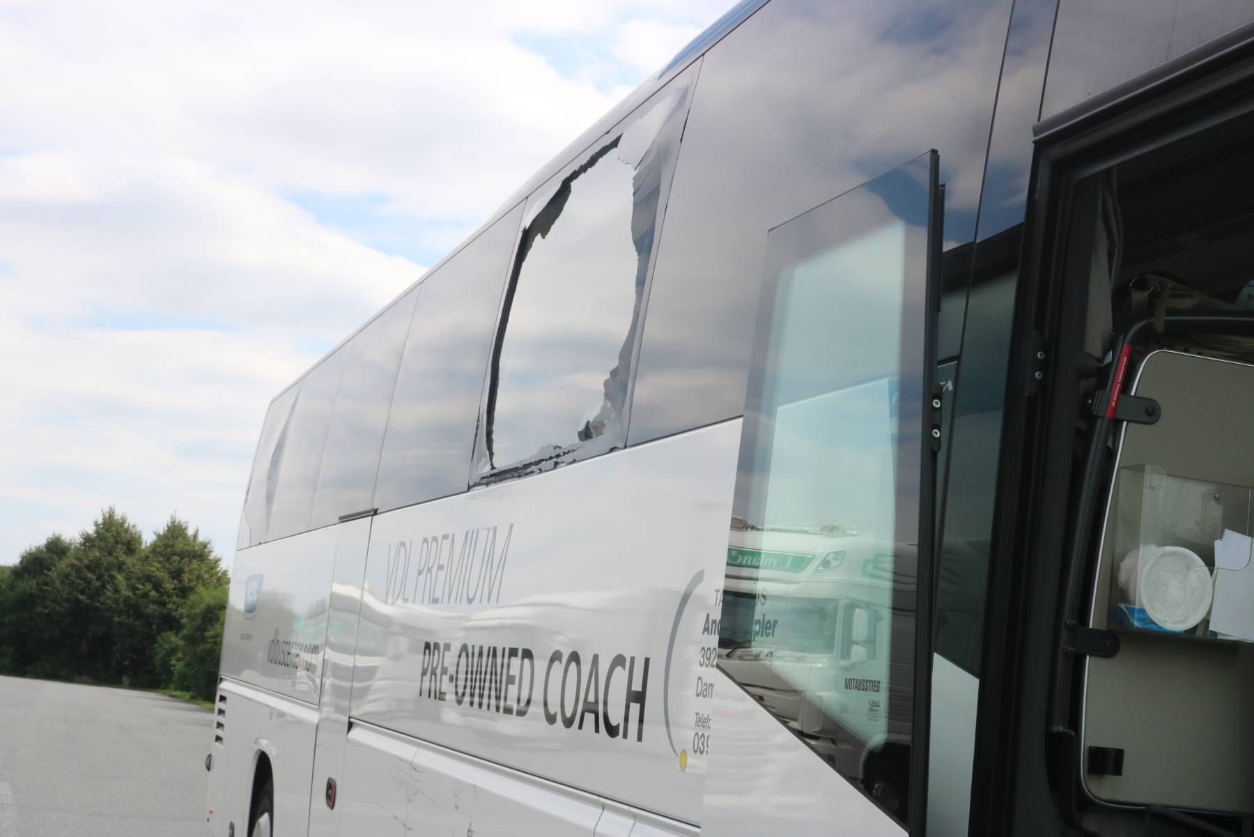 Bei dem Unfall zersprangen Außenscheiben an dem Reisebus.