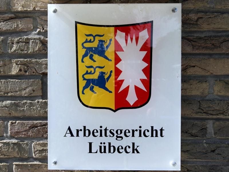 Ein Hinweisschild am Eingang des Arbeitsgerichts Lübeck. Foto: Markus Scholz/Archiv