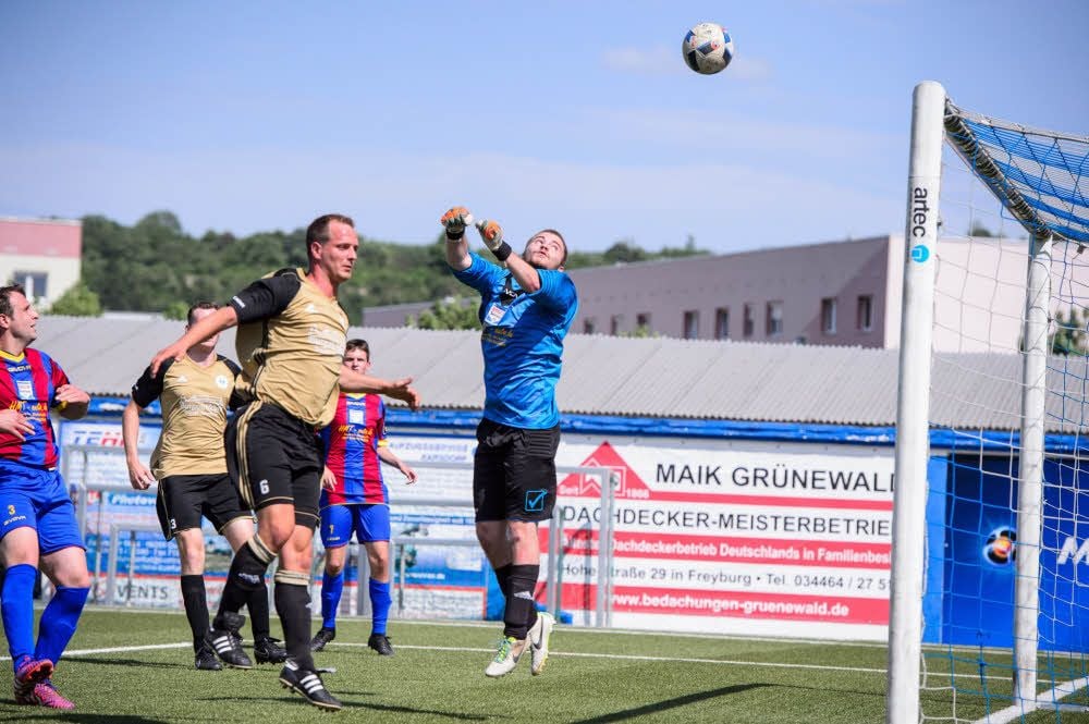 Obwohl Freyburgs Ronny Hagge hier im Duell mit Gästetorwart Kevin Hahnemann nicht zum Torerfolg kommt, gewannen die Jahnstädter das „kleine Derby“ gegen Balgstädt/Laucha II mit 4:1.