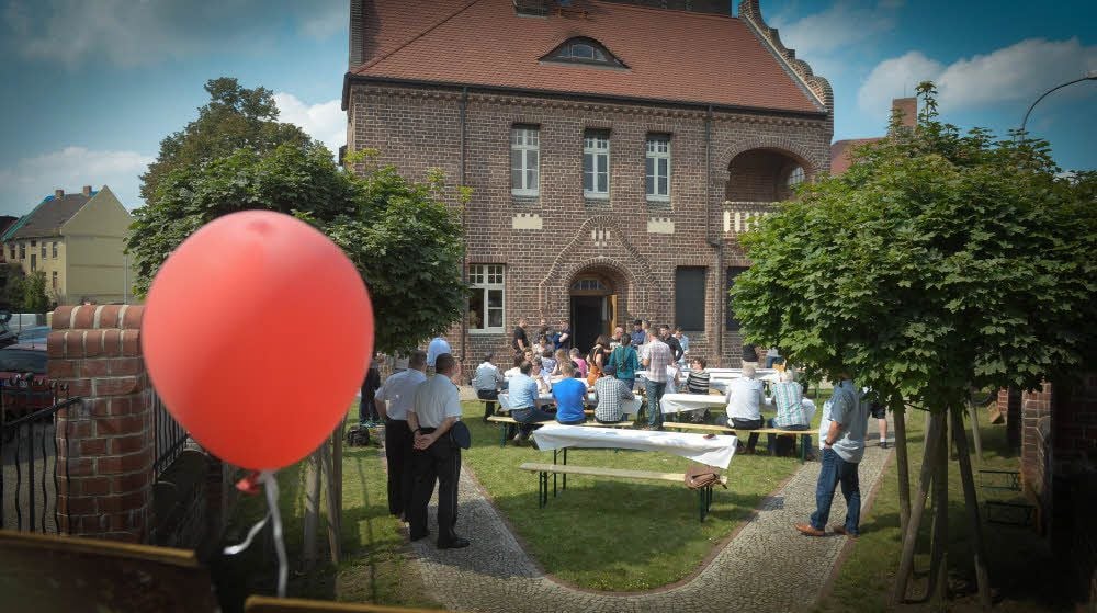 Mit einem kleinen Fest weihte die Initiative „Willkommen in Köthen“ ihren neuen Anlaufpunkt in der Leipziger Straße ein.