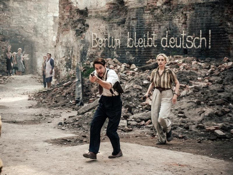 Max McLaughlin (Taylor Kitsch) kämpft an der Seite seiner Polizeikollegin Elsie Garten (Nina Hoss) für Recht und Ordnung auf Berlins Straßen. Foto: Stanislav Honzik/ZDF/dpa